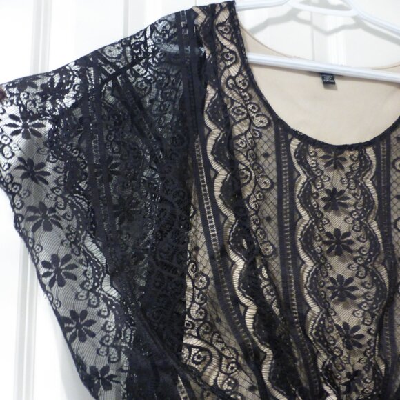 LE CHATEAU black lace flutter sleeve top - Picture 6 of 8